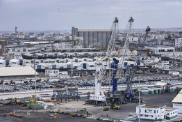 Image du Maroc Professionnelle de  L'exportation et l'importation de voiture au Port de Casablanca, ainsi le chiffre de voitures transitant par le port (import-export) connaît une hausse, passant de 49.000 voitures en 2005 à 76.000 en 2009. Par ailleurs, le nombre de voitures destinées à l'exportation connaît une augmentation annuelle de 26 % passant de 7.100 voitures en 2007 à 11.200 unités en 2009. Les voitures exportées sont destinées aux marchés Européen (54 %). , africain (39 %), et autres marchés (7 %). Samedi 11 Avril 2009. (Photo / Abdeljalil Bounhar) 